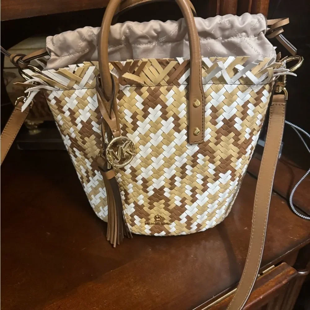 MICHAEL Michael Kors Tan and White Shoulder Bag with Geometric Design
